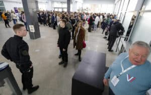 Rússia/Eleições: Participação aumenta na hora marcada para protesto anti-Putin