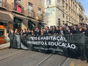 Mais de mil universitários marcharam em direção à Assembleia da República