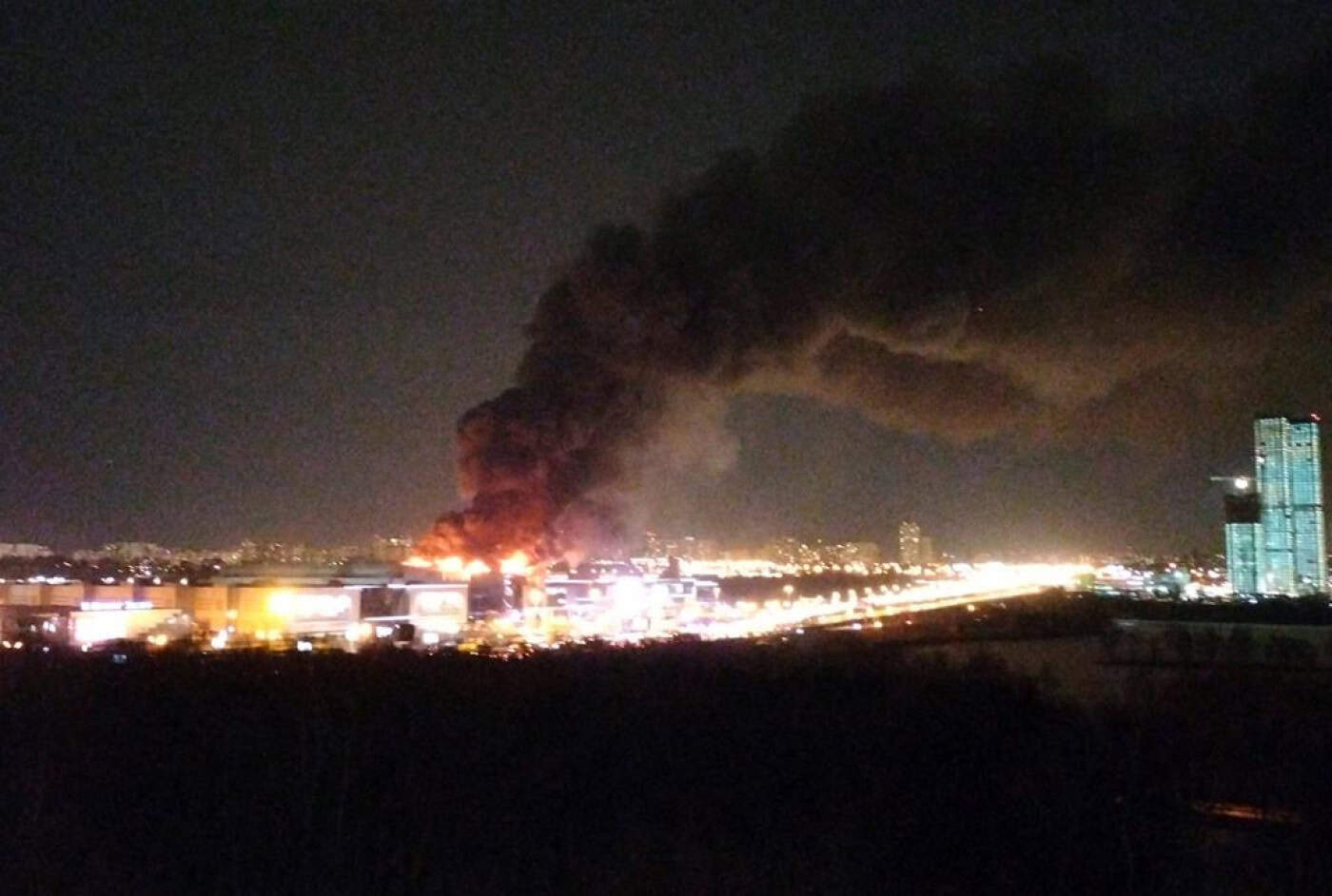 Tiroteio e explosões em sala de concertos de Moscovo 