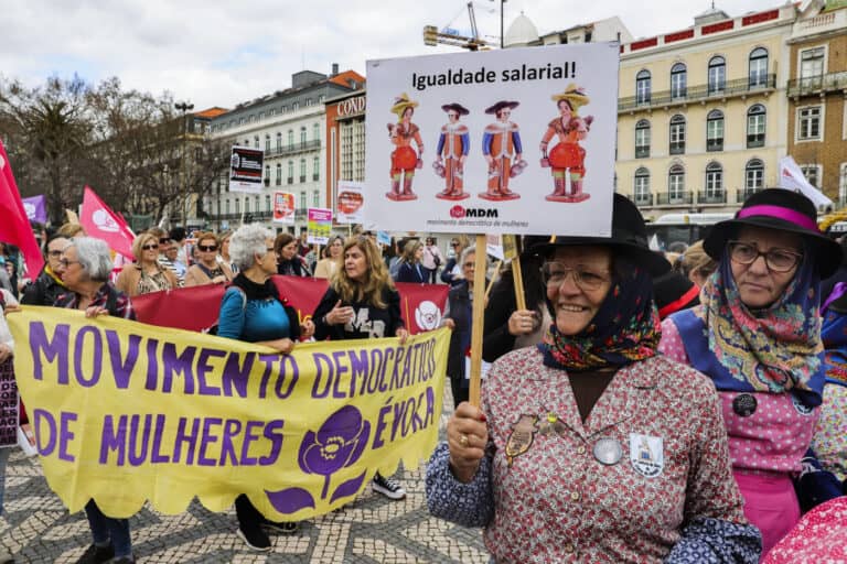 Mais de 1.000 mulheres manifestam-se em Lisboa para defender conquistas de Abril&nbsp;