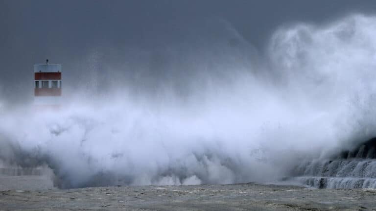 Braga é um dos 10 distrito em alerta laranja devido a agitação marítima