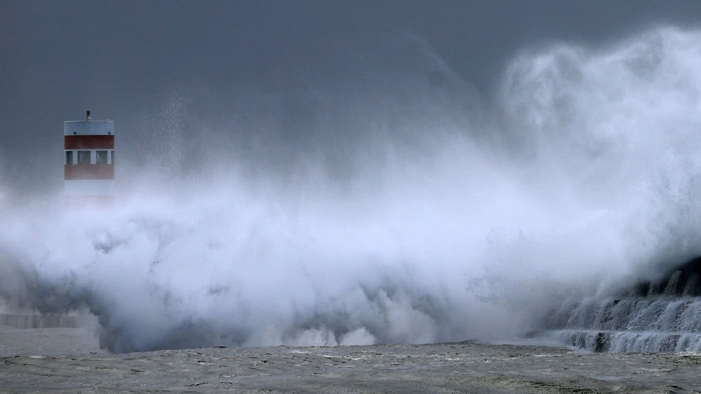 Braga é um dos 10 distrito em alerta laranja devido a agitação marítima