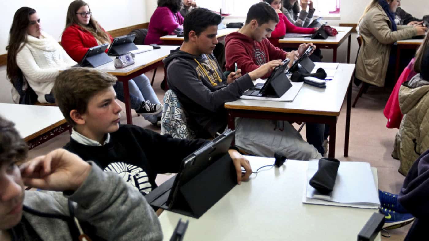 Professores iniciam hoje greve à manutenção e apoio técnico às provas digitais