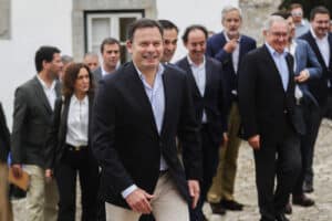 PM saúda "responsabilidade política" do PS e agendará “oportunamente reunião de trabalho” com Pedro Nuno