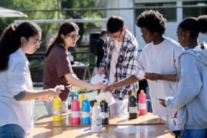 Jovens estudantes desafiados pela Synergia a ilustrar Abril