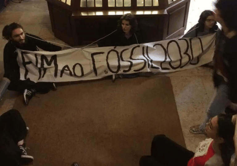 Estudantes ocuparam interior do Ministério do Ambiente e exigiram fim do uso de combustíveis fósseis