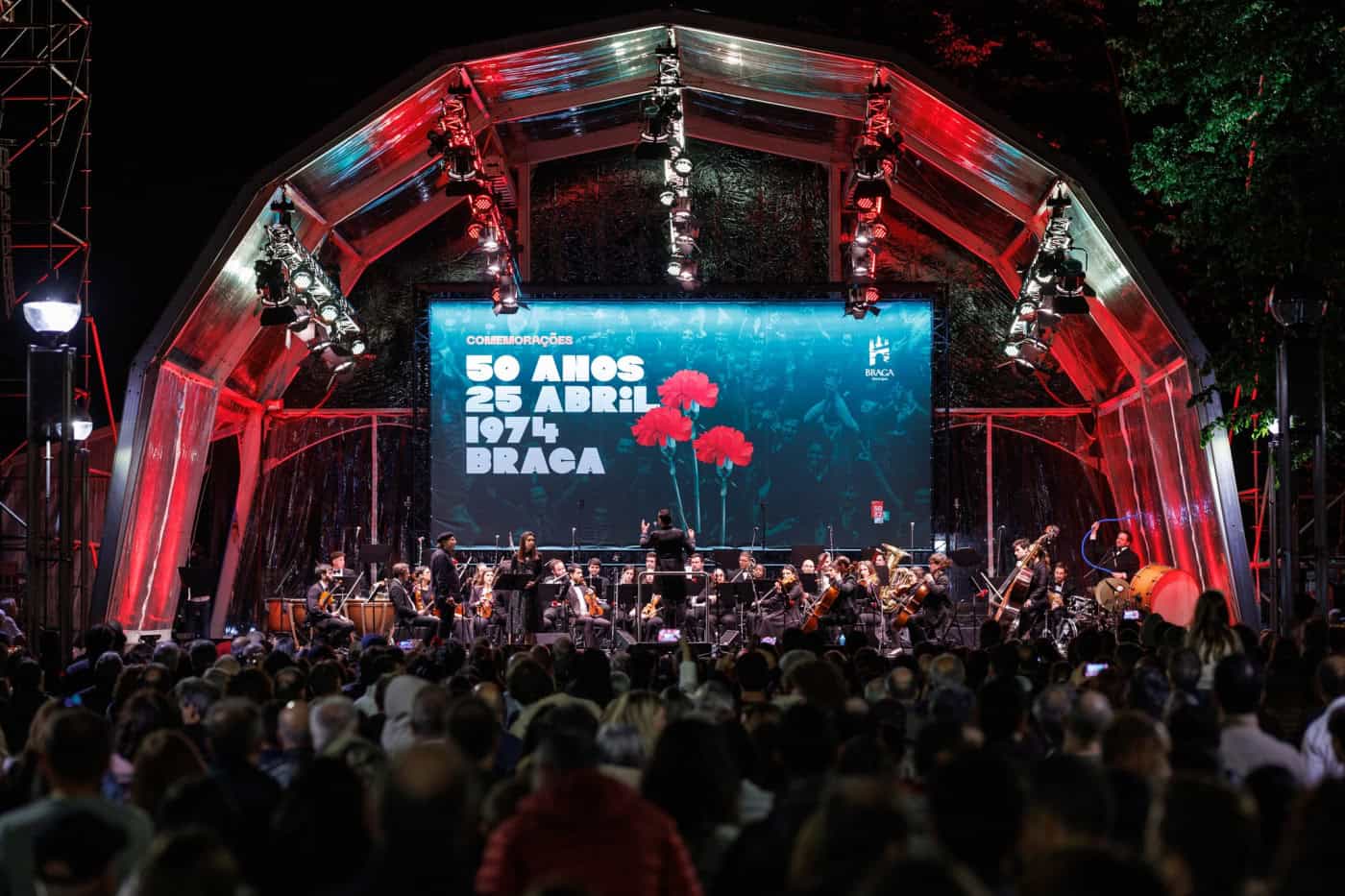 Centenas juntam-se na Avenida Central para cantar canções de Abril