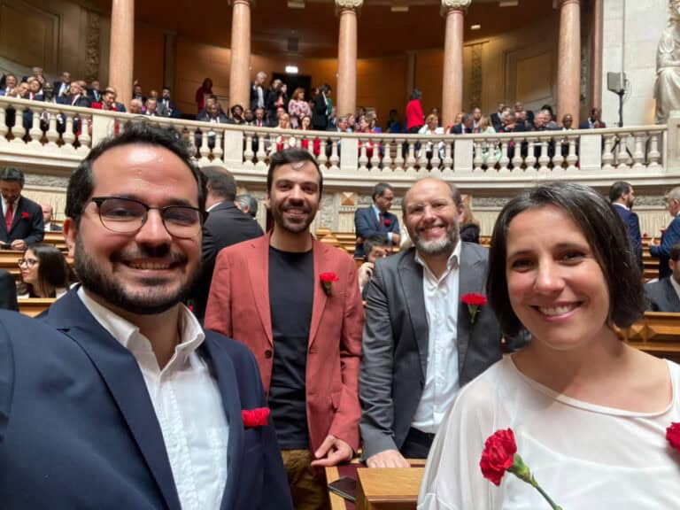 25 Abril: Tavares lembra “a mais bela revolução do século XX” e pede “país cheio de desejos de objeto político”