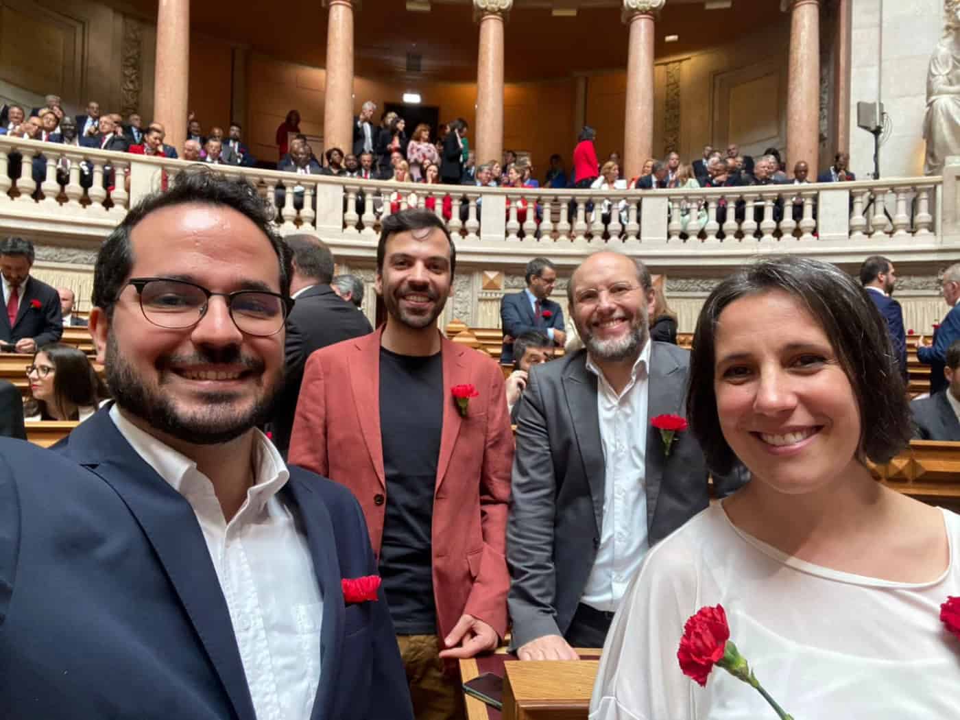 25 Abril: Tavares lembra “a mais bela revolução do século XX” e pede “país cheio de desejos de objeto político”