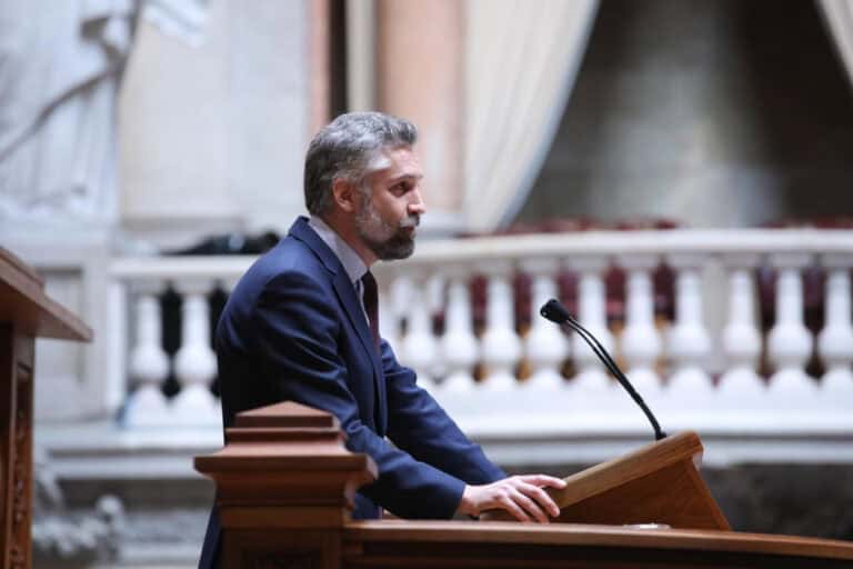 25 Abril: PS contra o populismo promete defender democracia política e social dos inimigos