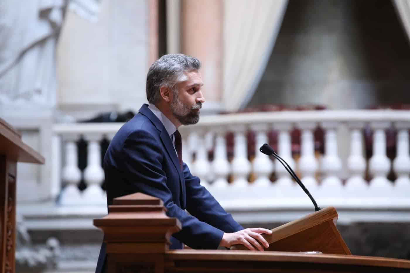 25 Abril: PS contra o populismo promete defender democracia política e social dos inimigos&nbsp;