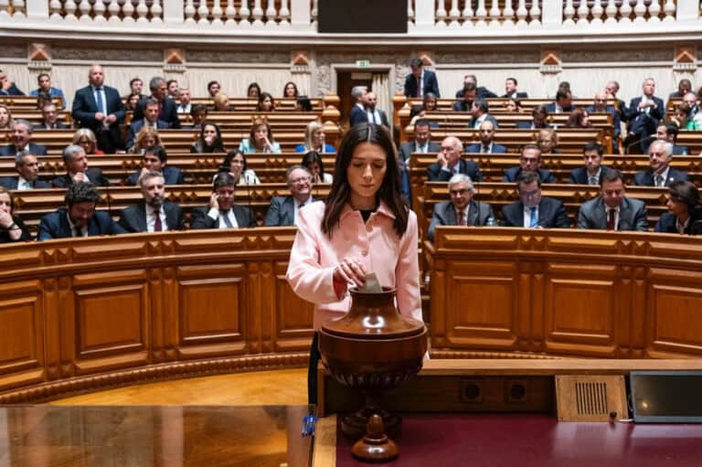 25 Abril: PSD diz que políticos “estão ao serviço do povo” e critica quem quer “dividir o país”