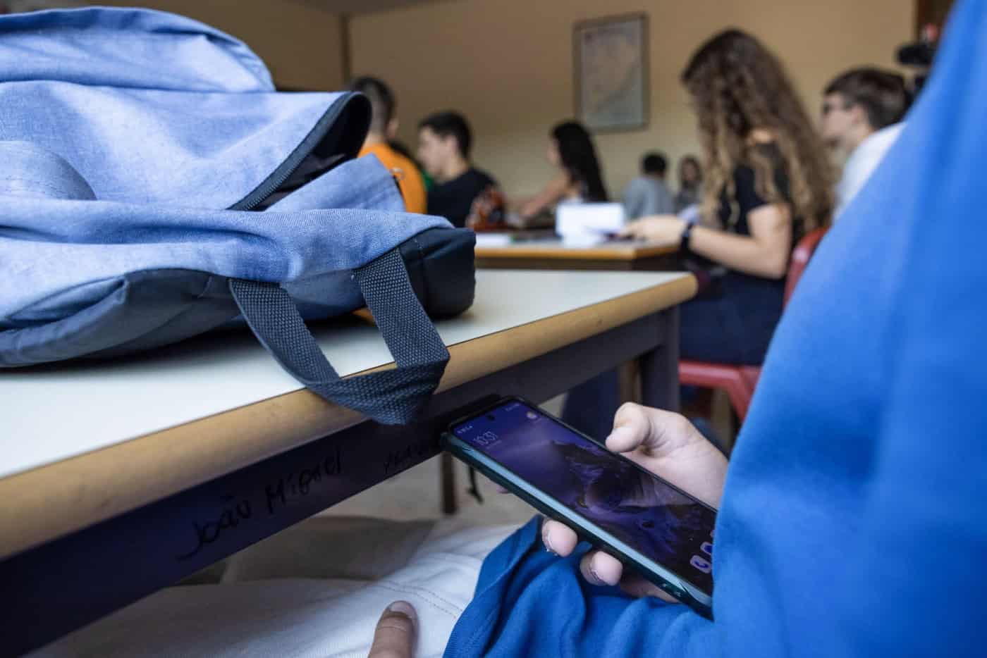 Especialistas defendem que proibir telemóveis nas escolas sem ouvir alunos não é solução