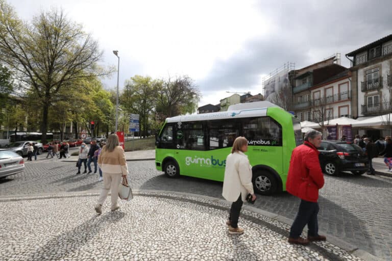 PSD acusa executivo de "inoperância". CMG responde com transporte flexível em setembro