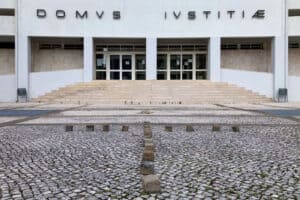 Instaurado inquérito disciplinar a professor suspeito de 2 mil crimes de abuso de crianças