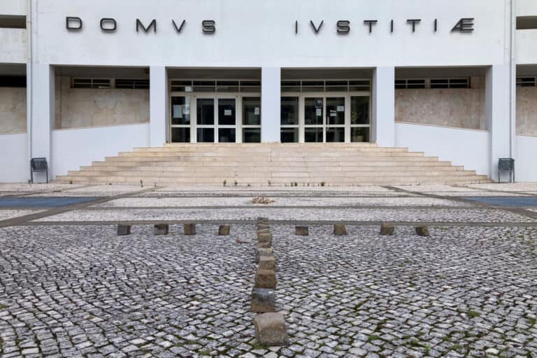 Instaurado inquérito disciplinar a professor suspeito de 2 mil crimes de abuso de crianças