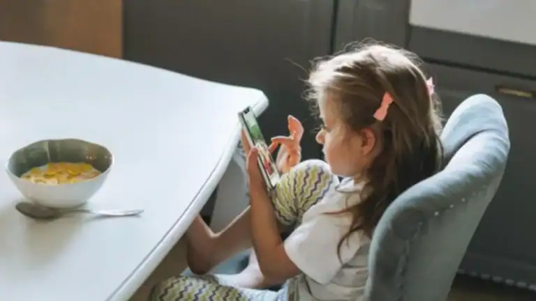 Crianças que usam ecrãs à refeição estão mais propensas à obesidade