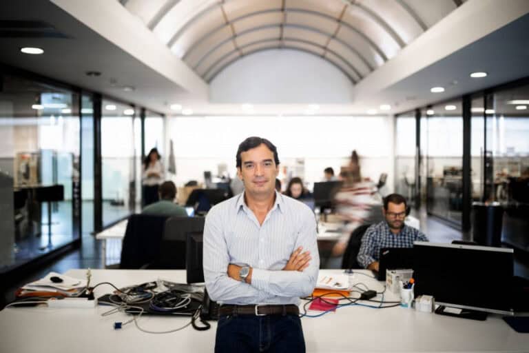 AEMinho celebra 3º aniversário em Guimarães e oferece obra sobre IA ao Município