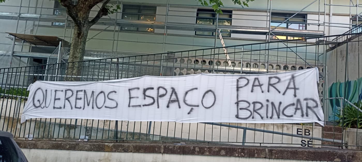 Pais da Escola da Sé exigem recreio exterior e dizem que barulho da obra prejudica avaliações
