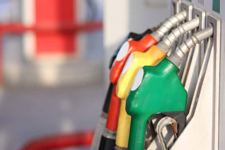 A partir de segunda-feira litro da gasolina e do gasóleo fica três cêntimos mais barato