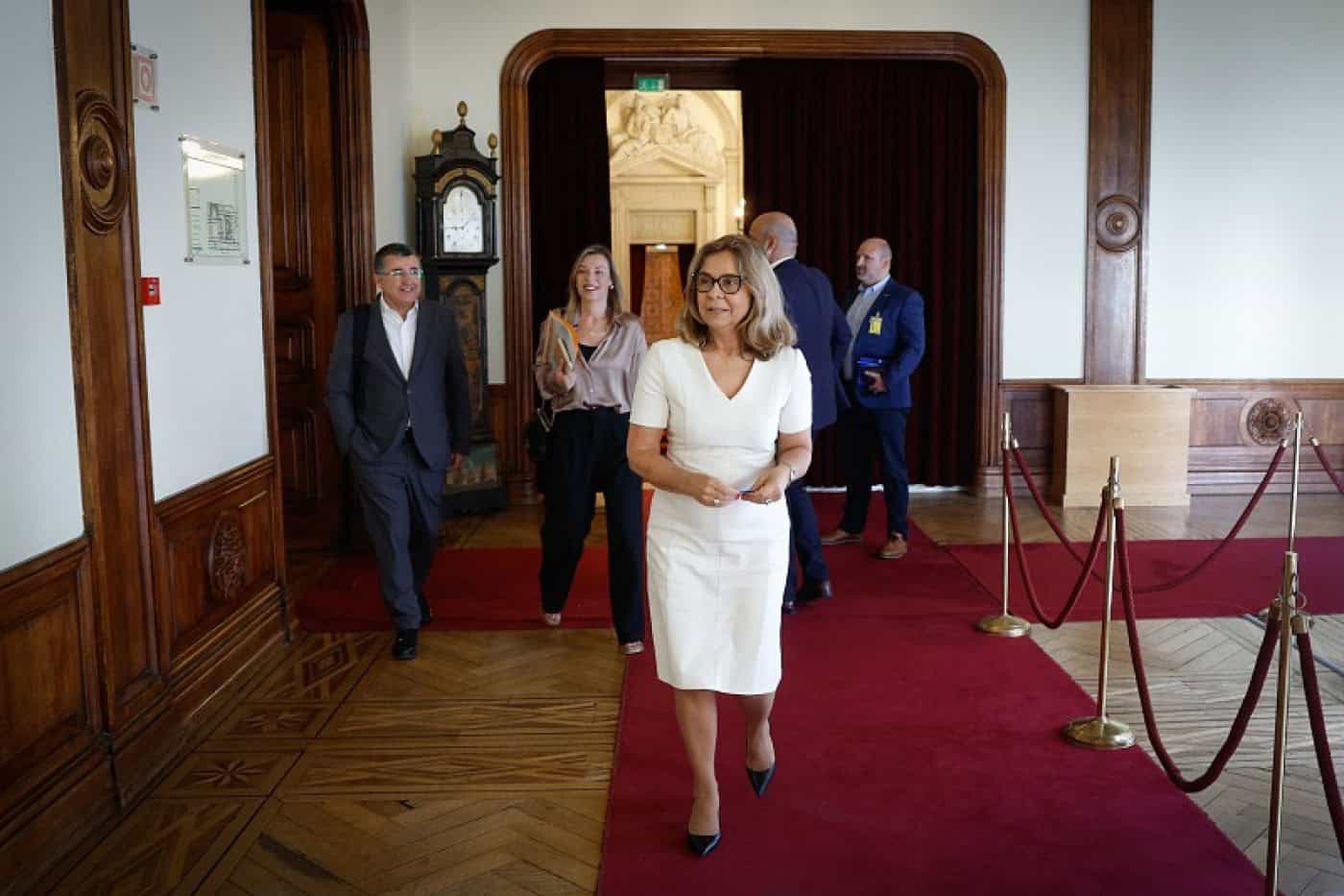 Ministra da Saúde está estável e vai ficar em observação cerca de 12 horas&nbsp;