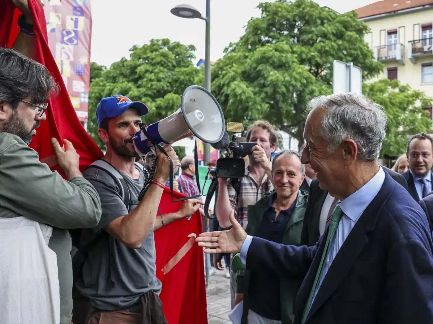 Marcelo dirige-se a manifestantes e realça posições de Portugal na ONU em defesa da Palestina