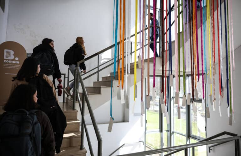 Mais de 30 mil universitários estudam e trabalham