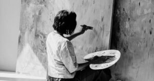 ‘Asas de Pedra’ debate passado e presente com a liberdade como tema central