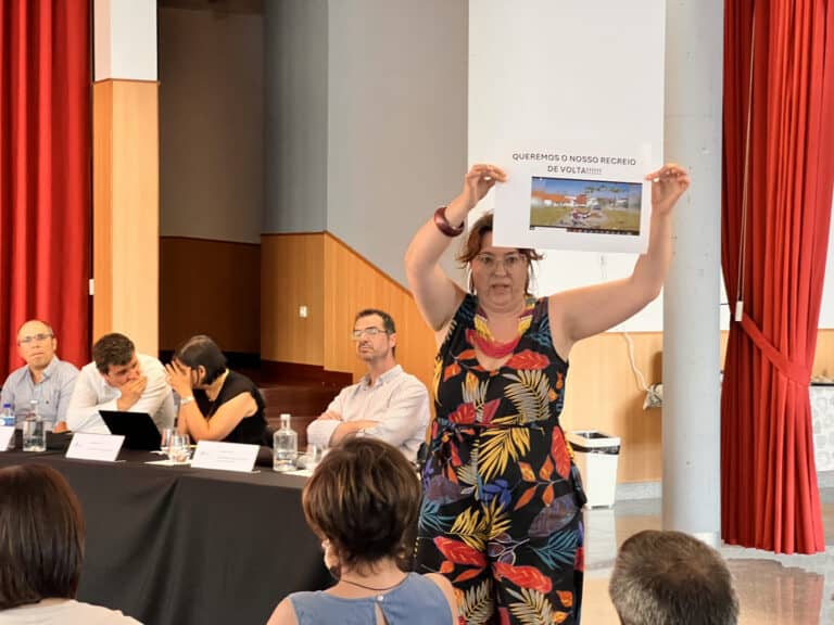 Pais da Escola da Sé acusam CMB de "atentado a direito das crianças" por não terem recreio