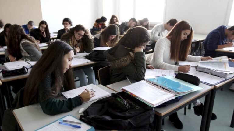 Exames nacionais do secundário começam para mais de 156 mil alunos inscritos&nbsp;
