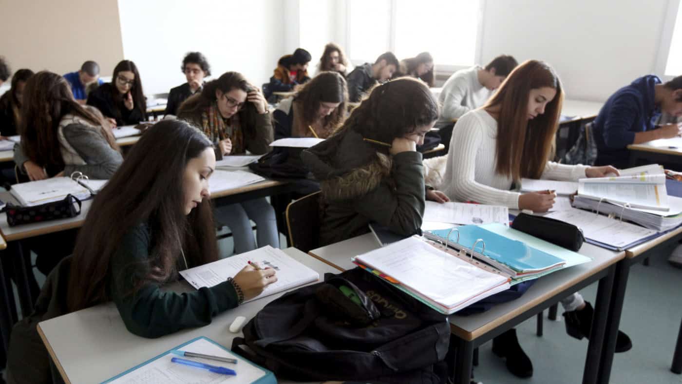 Exames nacionais do secundário começam para mais de 156 mil alunos inscritos