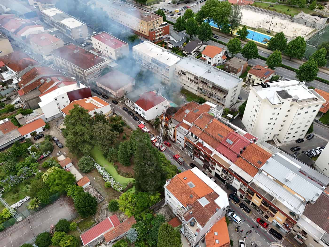 Incêndio deflagrou esta tarde em casa devoluta na Rua Nova de Santa Cruz