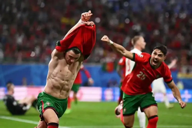 Portugal vence República Checa na estreia com golo nos descontos