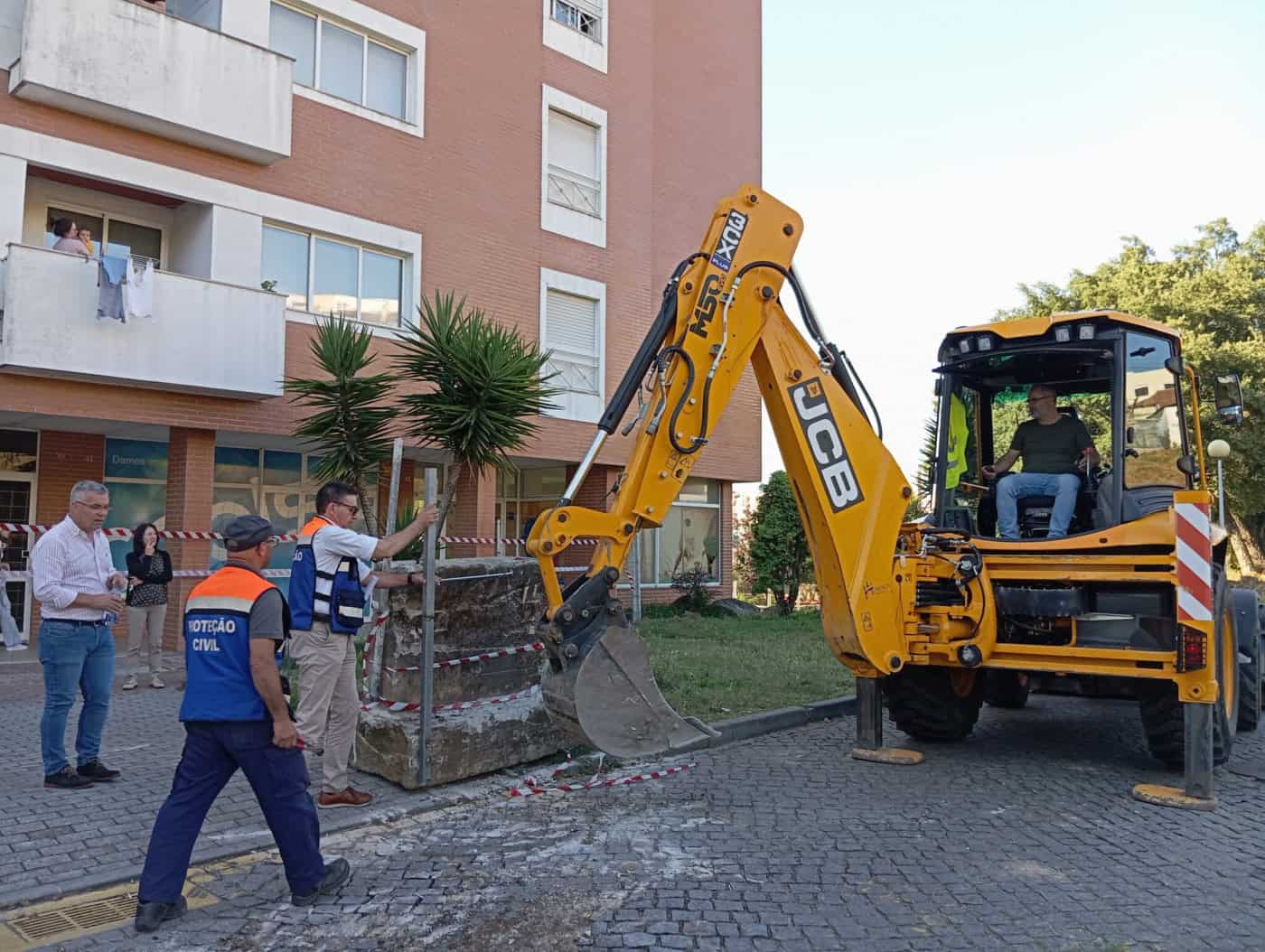 CMB remove obstáculos junto ao Jardim de Infância da Ponte Pedrinha