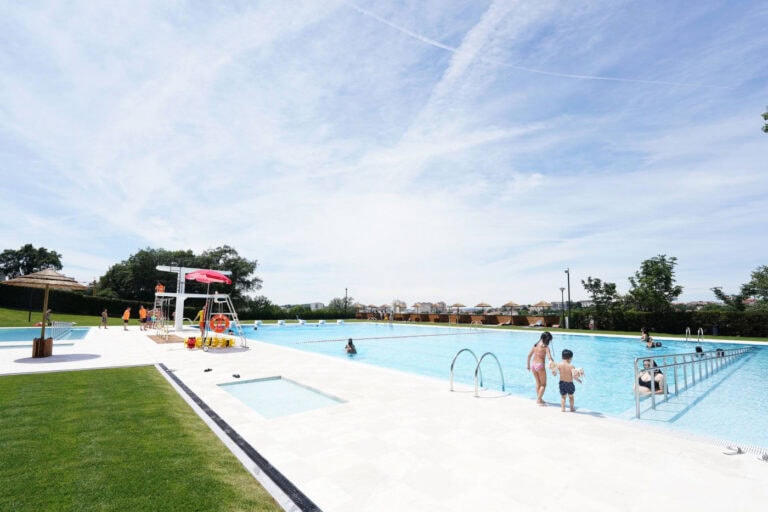 Piscina do Parque da Ponte abriu este sábado ao público