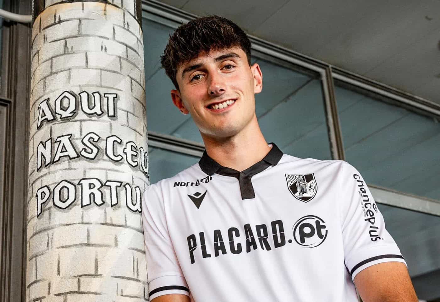 Óscar Rivas reforça defesa do Vitória SC até 2028