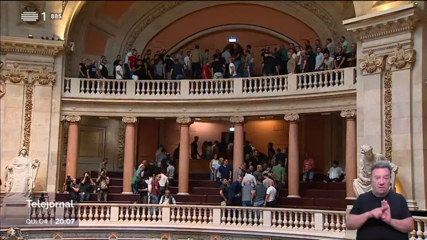 Suplemento de missão. Parlamento chumba projetos do Chega