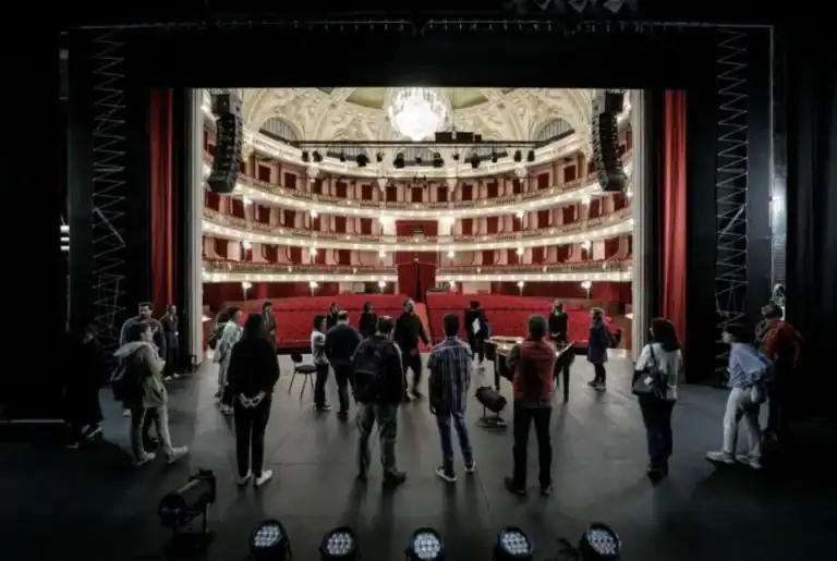 Através do brincar ´Companhia de Espectadores` fala dos direitos das crianças