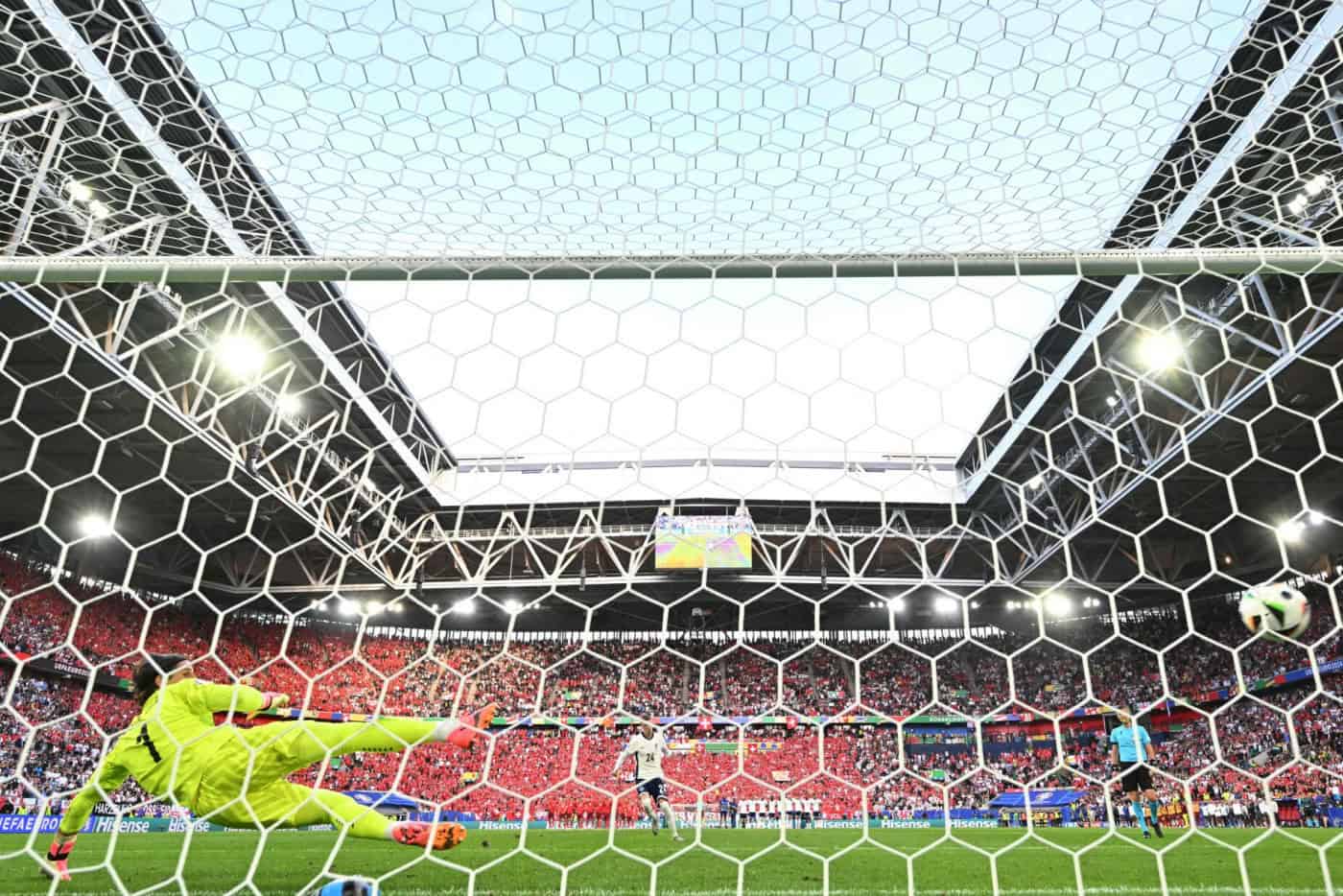 Inglaterra nas meias-finais do Euro2024 ao bater Suíça nos penáltis