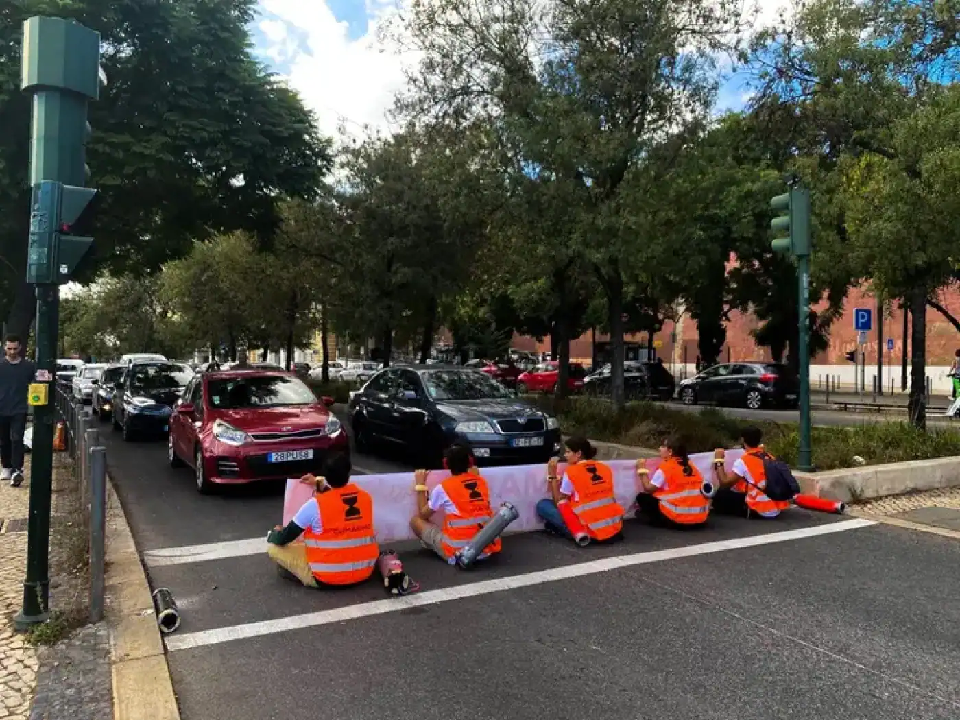 Ativistas do Climáximo condenados a pena suspensa de ano e meio