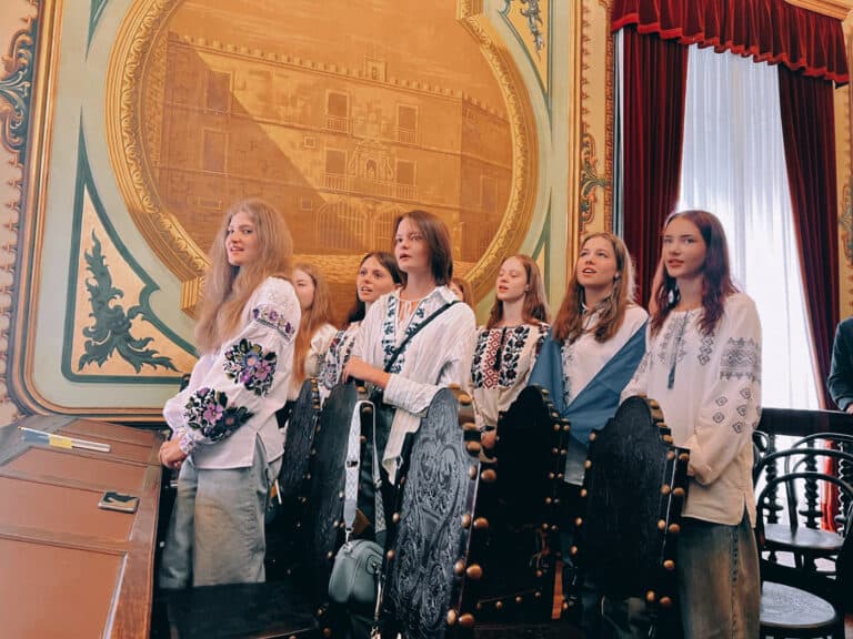 Jovens ucranianos esquecem som da guerra em campo de férias em Braga