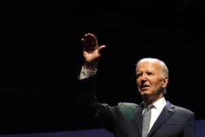 Biden permanece “em absoluto” na corrida à Casa Branca 