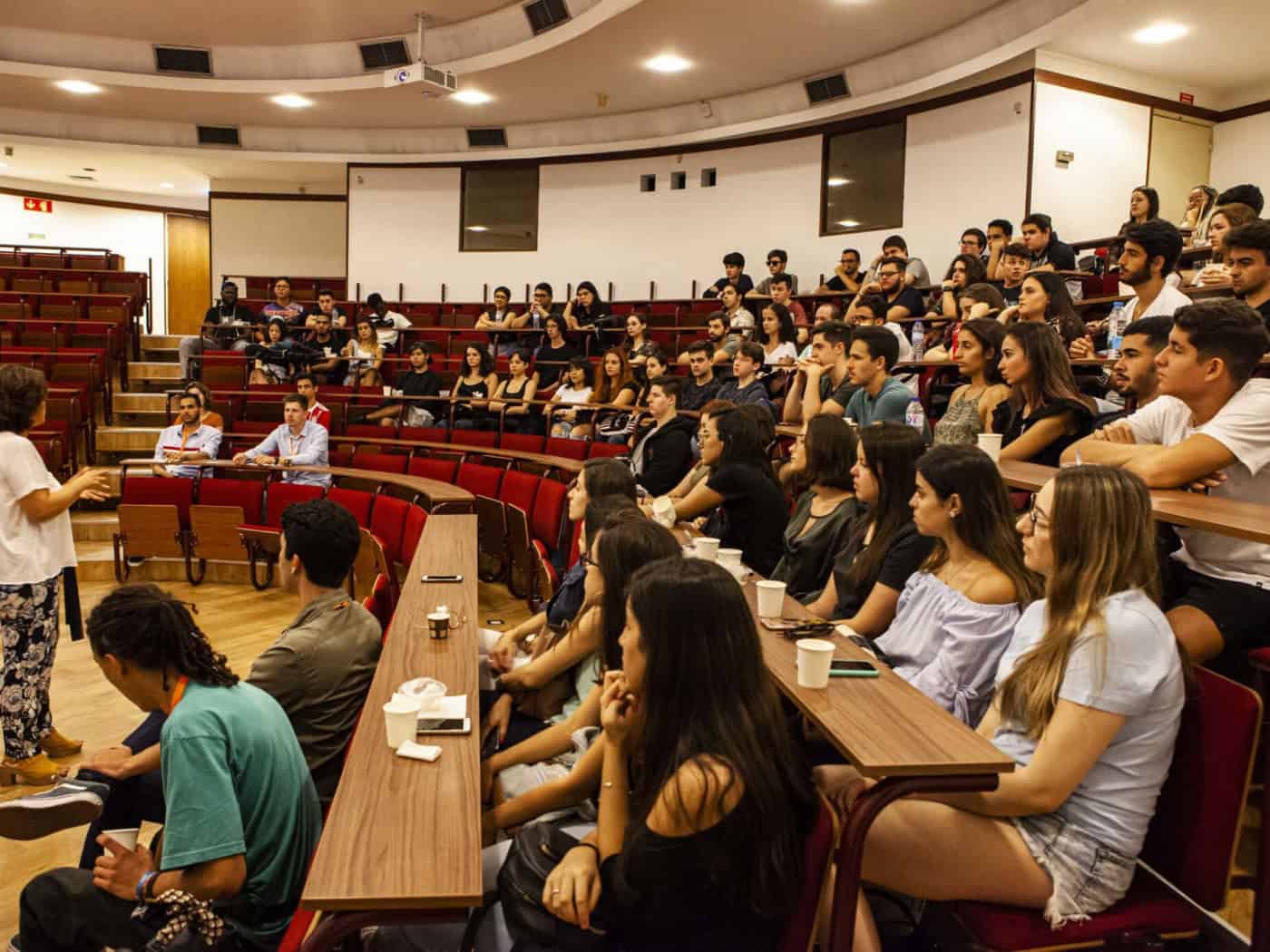 Alunos estrangeiros pagam propinas mas ficam sem aulas por falta de vistos