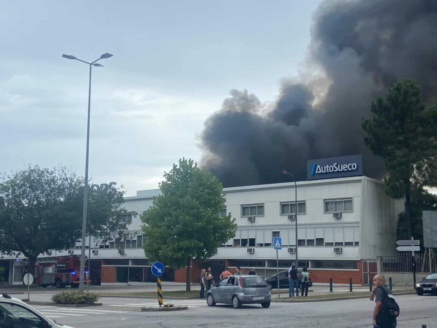 Incêndio no centro de automóveis Auto Sueco no Porto corta ruas