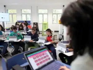 Ministro admite dar em 2025 apoio a docentes deslocados em Lisboa e Algarve 