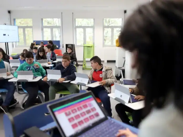 Ministro admite dar em 2025 apoio a docentes deslocados em Lisboa e Algarve