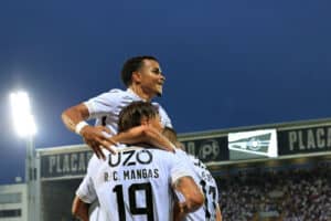 Noite de goleada em Guimarães garante Vitória na 3.ª pré-eliminatória da Liga Conferência