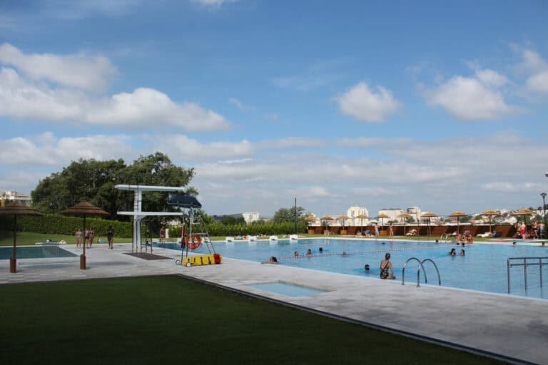 Muitos jovens  passaram Dia Internacional da Juventude nas piscinas de Braga
