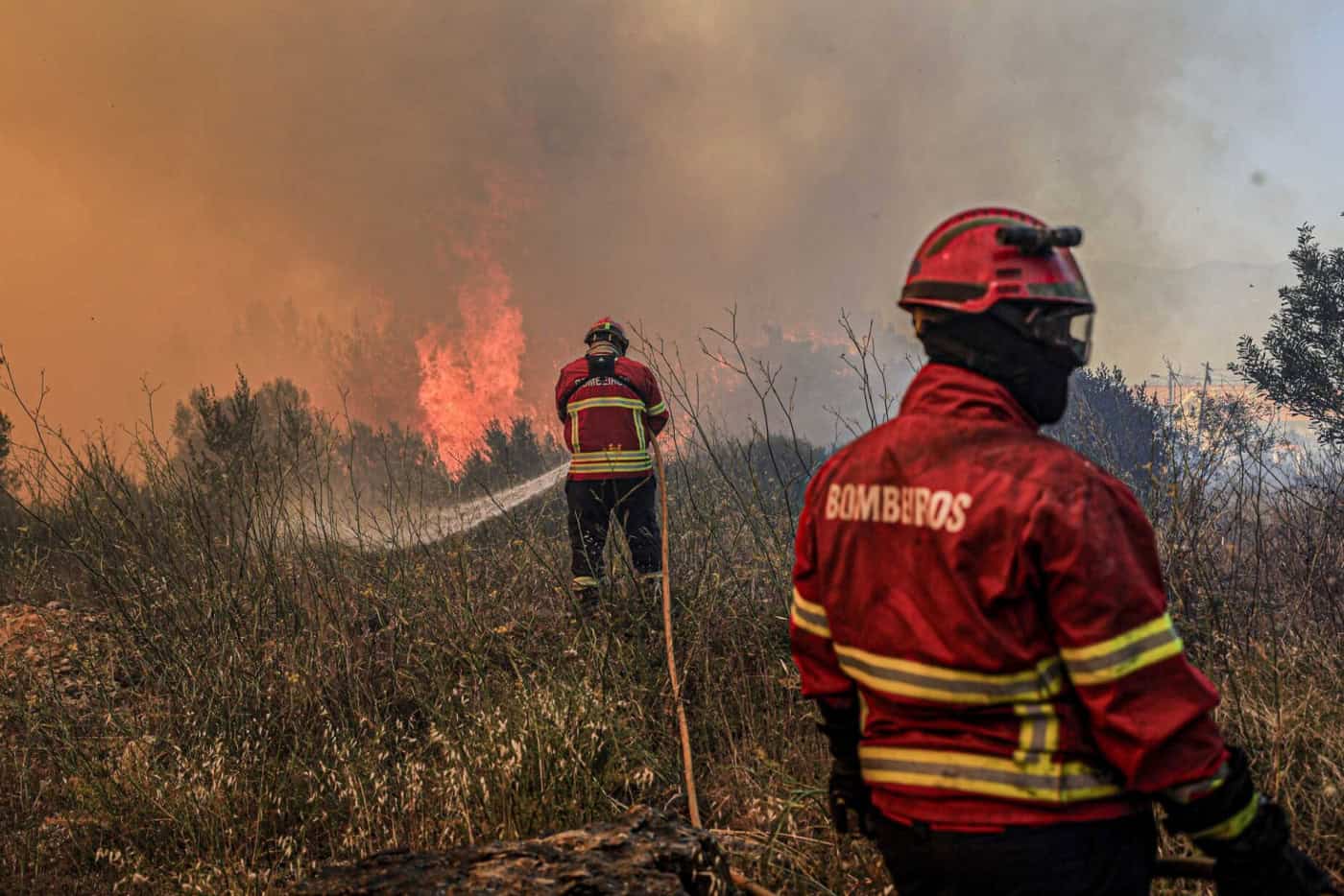 Quase uma centena de bombeiros combatem fogos em Braga e Famalicão