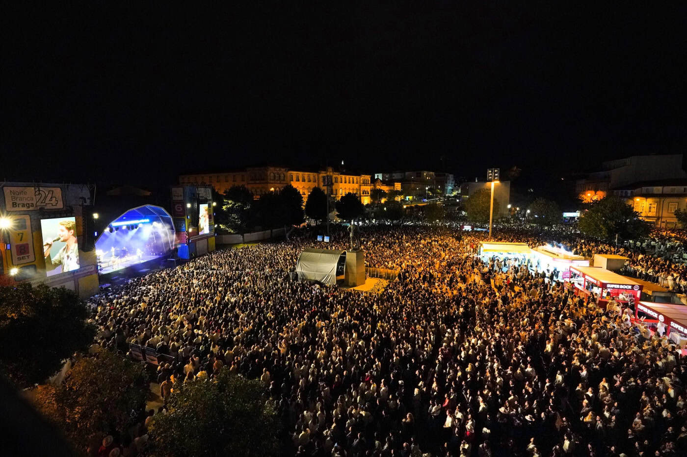 Chuva não afasta multidão da Noite Branca de Braga